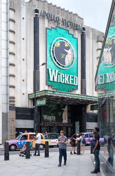 O Apollo Victoria Theatre em Londres apresentando Wicked, The Musical — Fotografia de Stock