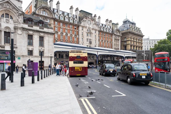 Victoria İstasyonu, Londra'nın en işlek tren istasyonlarından biri — Stok fotoğraf