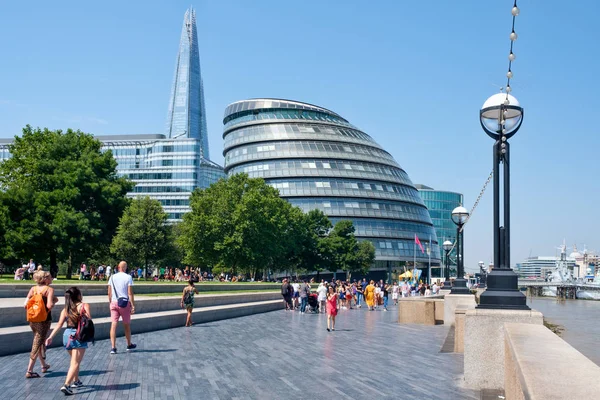 Londons Südufer an einem sonnigen Sommertag mit Blick auf das Rathaus — Stockfoto