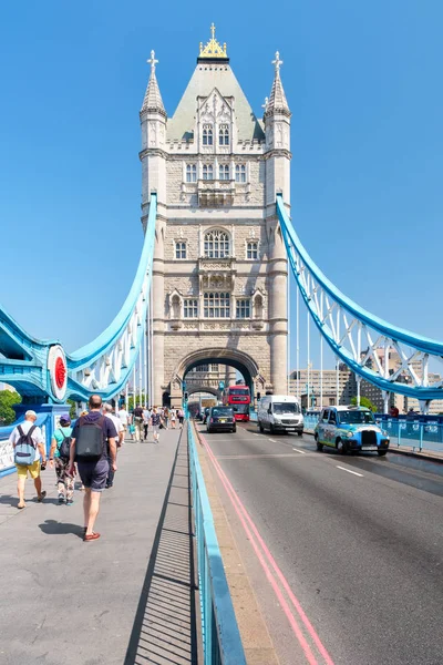 El Puente de la Torre en Londres en un día de verano — Foto de Stock