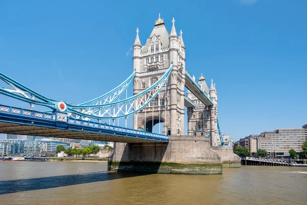 Le Tower Bridge à Londres un jour d'été — Photo