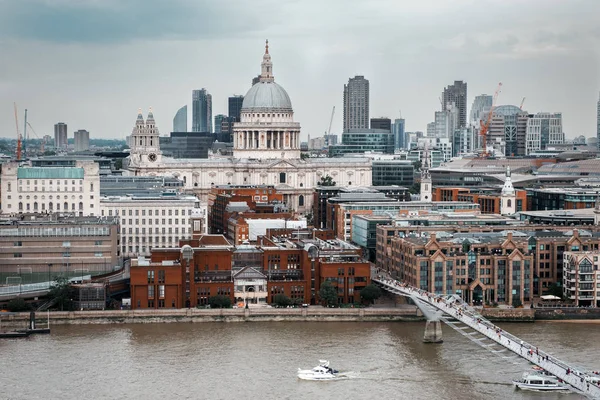 London på en typisk molnig dag med Saint Paul Cathedral och Millennium Bridge — Stockfoto