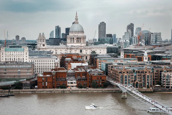 Londres en un típico día nublado con la Catedral de San Pablo y el Puente del Milenio —  Fotos de Stock