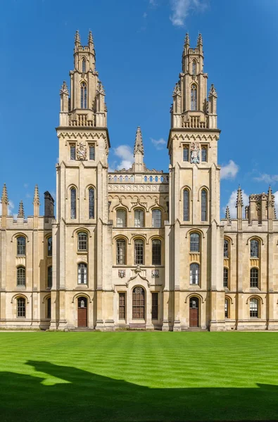 All Souls College vid universitetet i Oxford — Stockfoto