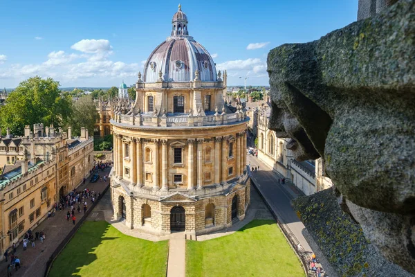 Die radcliffe-kamera und ein wasserspeier aus der kirche st Mary in oxford — Stockfoto