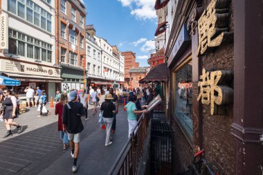 Londra'da Chinatown güneşli bir günde Sokak sahnesi