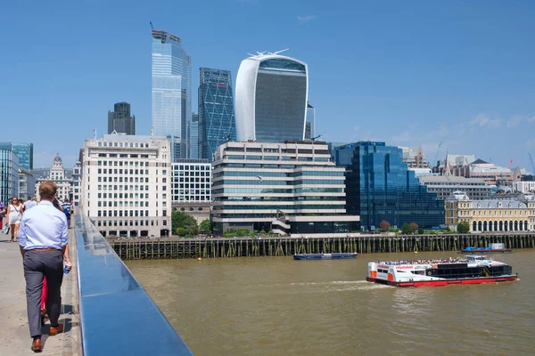 London Bridge och London City på en solig dag — Stockfoto