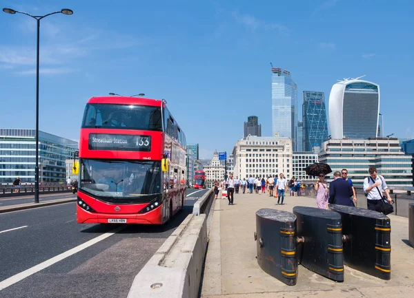 Ônibus típicos de dois andares na Ponte de Londres com vista para a cidade — Fotografia de Stock