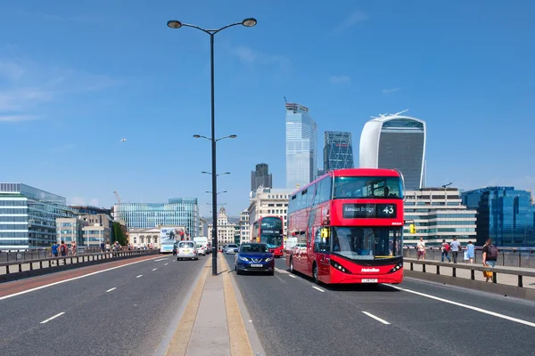 Ônibus típicos de dois andares na Ponte de Londres com vista para a cidade — Fotografia de Stock