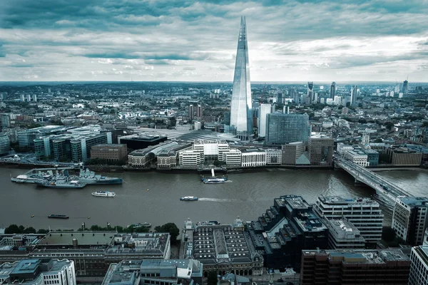 Londra con lo Shard e il Tamigi in una giornata nuvolosa — Foto Stock