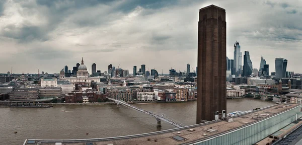 Panoramautsikt över London på en molnig dag med flera landmärken — Stockfoto