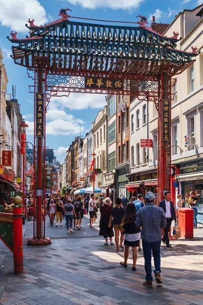 Street scene on a sunny day at Chinatown in London — Stock Photo, Image