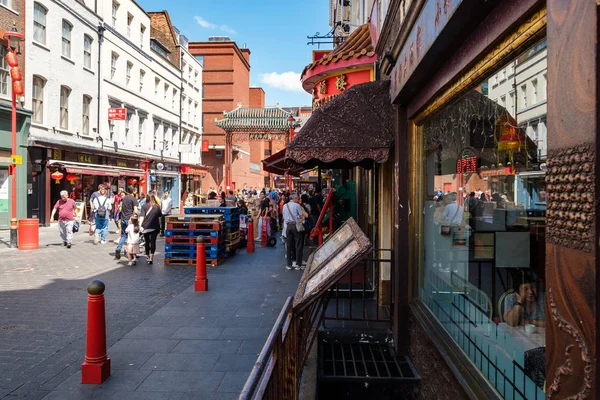 Ulica sceny w słoneczny dzień w Chinatown w Londynie — Zdjęcie stockowe