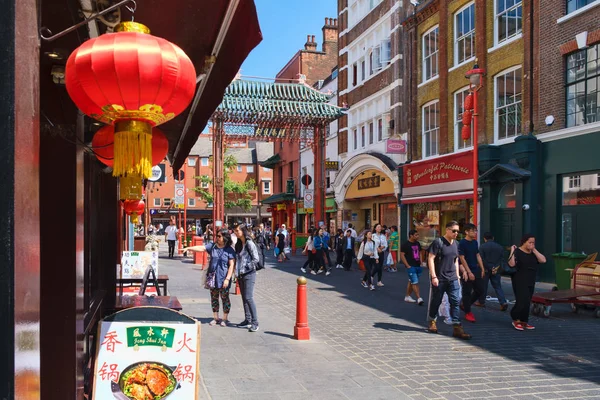 Уличная сцена в солнечный день в Китайском квартале в Лондоне — стоковое фото