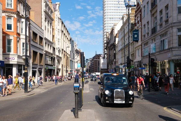 Τυπικό μαύρο ταξί στην Oxford Street στο Λονδίνο — Φωτογραφία Αρχείου