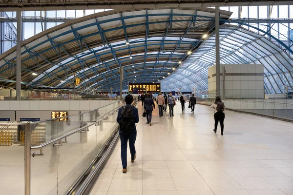 Pasajeros en la estación de tren de Waterloo en Londres — Foto de Stock