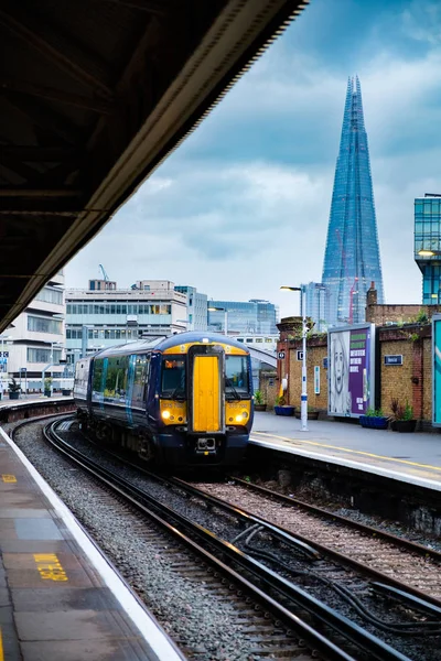 Vonattal érkezik a londoni Waterloo állomásra — Stock Fotó