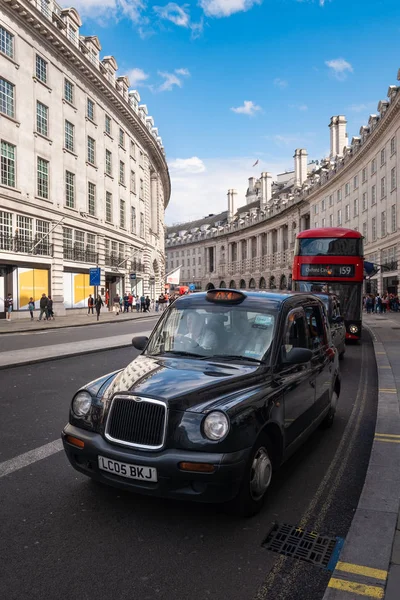 Τυπικό μαύρο ταξί στην οδό Αντιβασιλέα στο Λονδίνο — Φωτογραφία Αρχείου