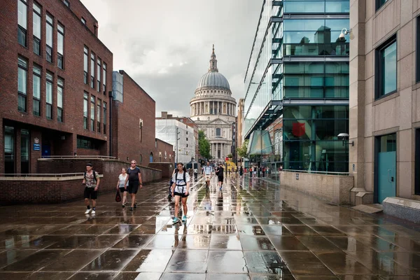 Szent Pál katedrális Londonban egy esős napon — Stock Fotó