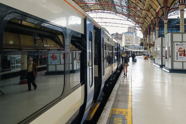 Passageiros e comboios na Estação Victoria de Londres — Fotografia de Stock