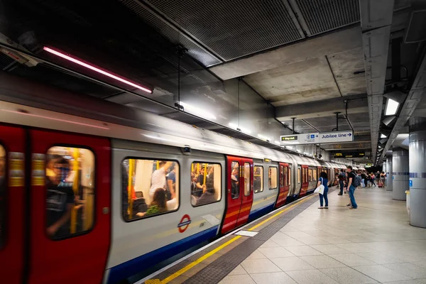 Τρένα σε σταθμό του υπόγειου σιδηρόδρομου London — Φωτογραφία Αρχείου