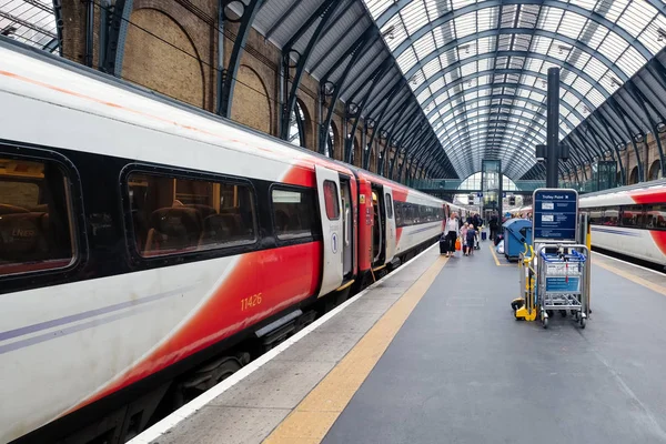 Поезда на платформе на станции Кингс-Кросс в Лондоне — стоковое фото