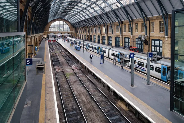 伦敦国王十字车站站台处的火车 — 图库照片