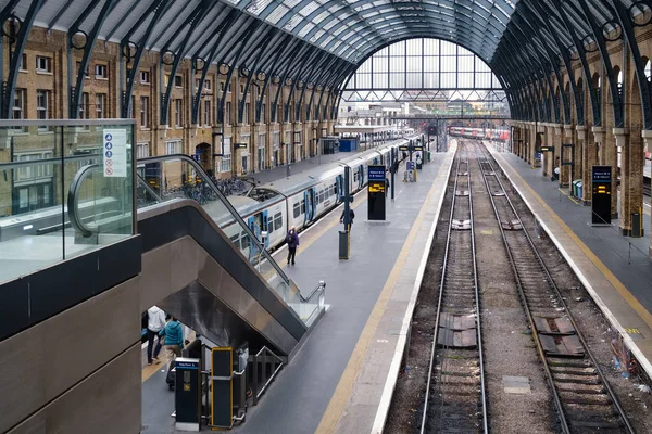 Trenes en el andén de la estación King 's Cross de Londres —  Fotos de Stock