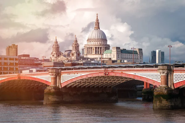 Londres au coucher du soleil avec Blackfriars Bridge et la cathédrale Saint-Paul — Photo