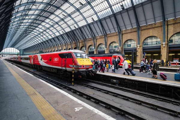 Pociągi na platformie King's Cross Station w Londynie — Zdjęcie stockowe