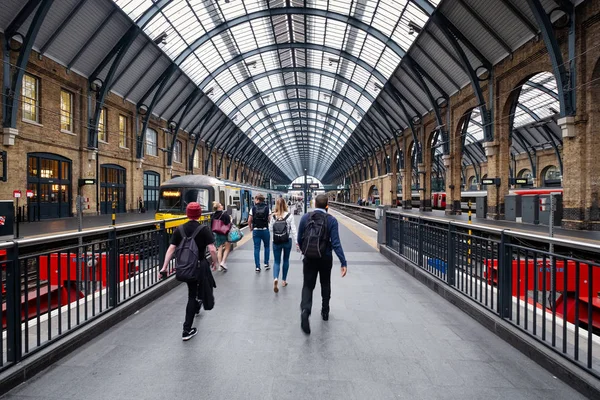 Cestující a vlaky na nádraží King 's Cross v Londýně — Stock fotografie