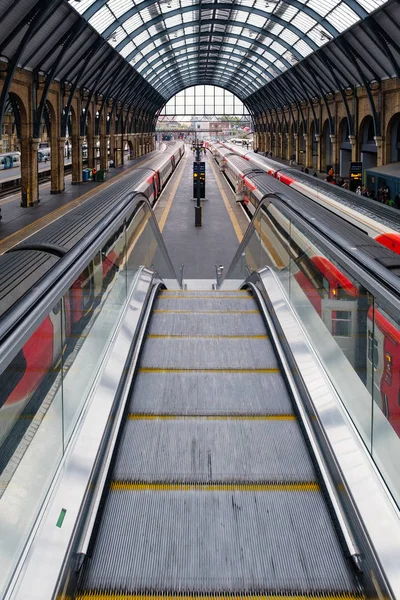 Treinen op het perron van King's Cross Station in Londen — Stockfoto