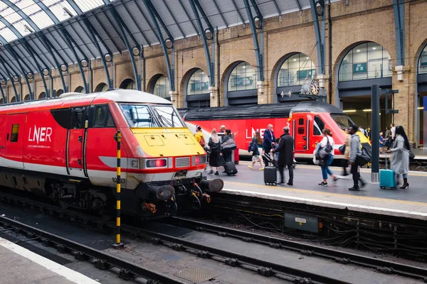 Londra'daki King's Cross istasyonundaki platformda trenler — Stok fotoğraf