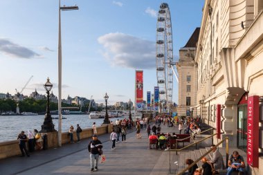 Gün batımında London Eye yakınlarındaki Southbank