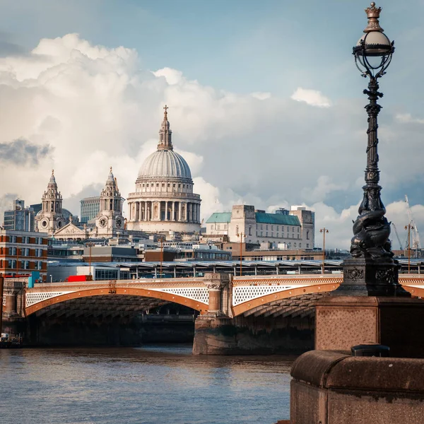 Blackfriars Bridge a katedrála svatého Pavla v Londýně — Stock fotografie