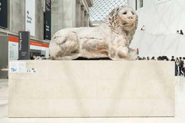O Leão de Knidos, uma colossal estátua grega no Museu Britânico — Fotografia de Stock