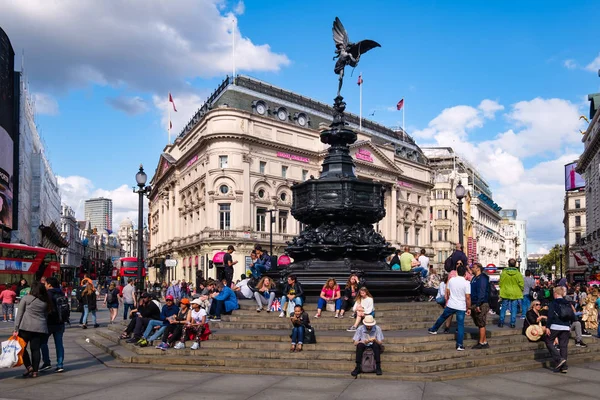 La estatua de Eros en Piccadilly Circus en Londres — Foto de Stock