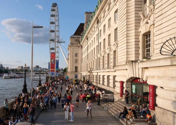 El Southbank cerca del London Eye al atardecer —  Fotos de Stock