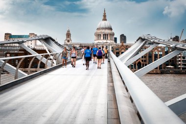 Milenyum Köprüsü ve Londra'da Saint Paul Cahedral