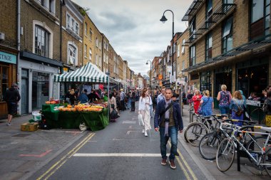 Doğu Londra'da Brick Lane sokak pazarı