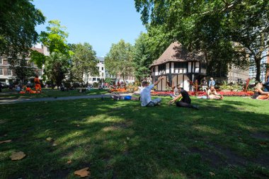Londra'daki Soho Meydanı'nda yazın tadını çıkaran insanlar