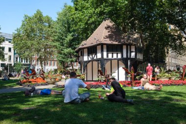 Londra'daki Soho Meydanı'nda yazın tadını çıkaran insanlar