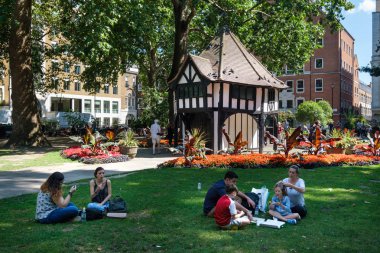 Londra'daki Soho Meydanı'nda yazın tadını çıkaran insanlar