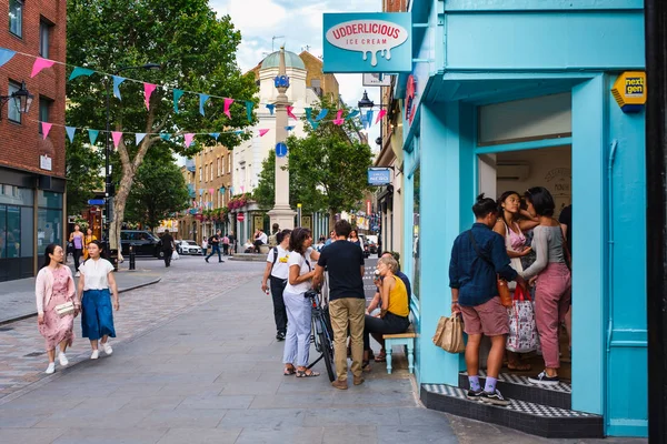 Ulica sceny w modnej dzielnicy Seven Dials w Londynie — Zdjęcie stockowe
