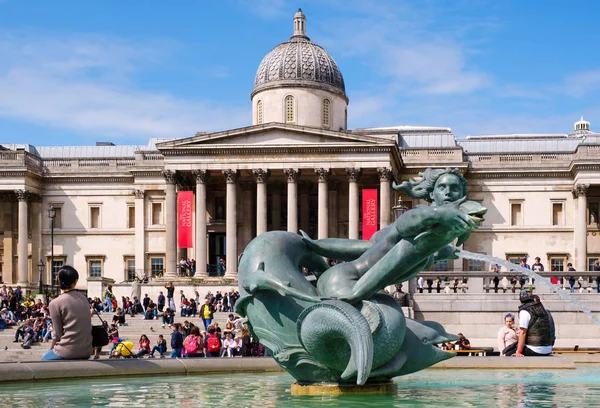 A Trafalgar tér és a londoni Nemzeti Galéria — Stock Fotó