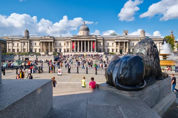 A Trafalgar tér és a londoni Nemzeti Galéria — Stock Fotó