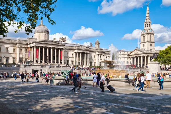 特拉法加广场和伦敦国家美术馆在夏天 — 图库照片
