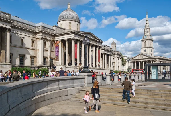 A Trafalgar tér és a londoni Nemzeti Galéria — Stock Fotó