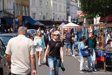 Londra'da ünlü Portobello Road sokak pazarı