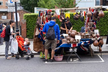 Londra'da ünlü Portobello Road sokak pazarı